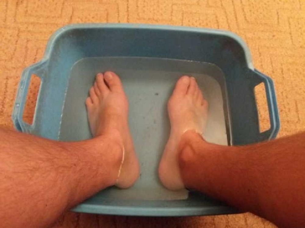 Ванночки сода мыло. Ноги в тазу. Ножки в тазике с водой.