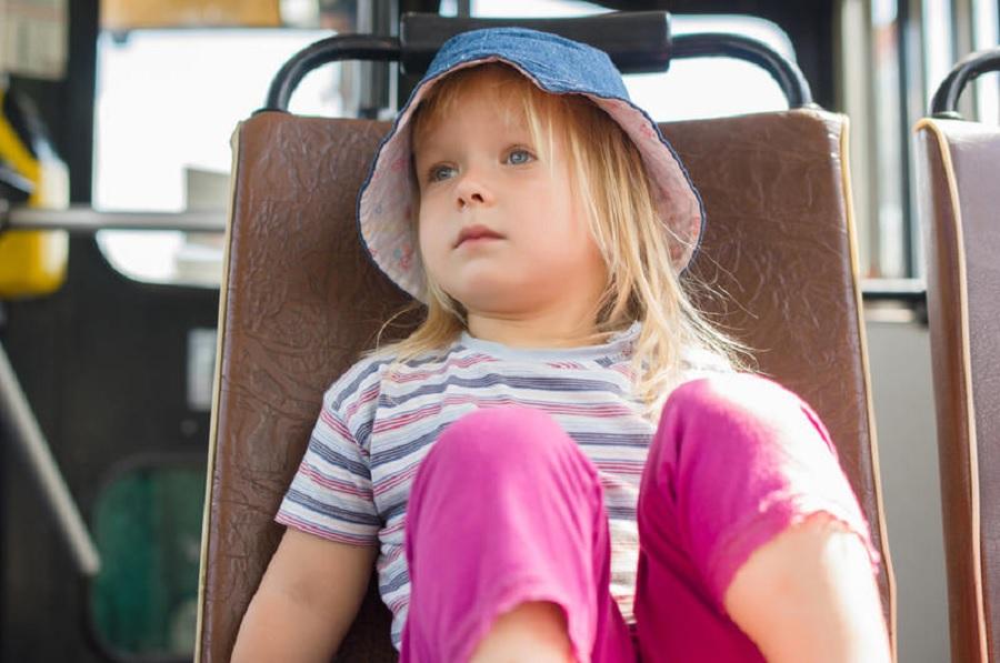 Слышать городской. Девочка в автобусе. Общественный транспорт для детей. Девочка в маршрутке. Автобус для детей.