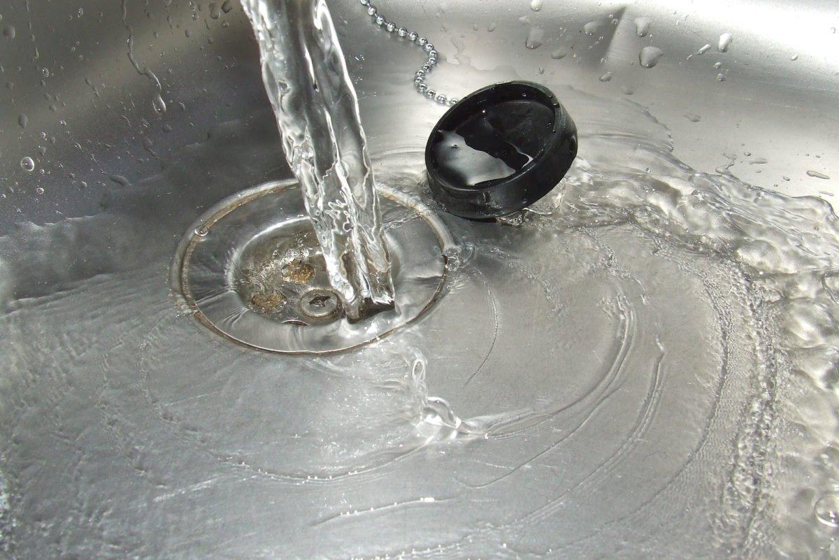 Хитрый способ, как устранить засор в раковине