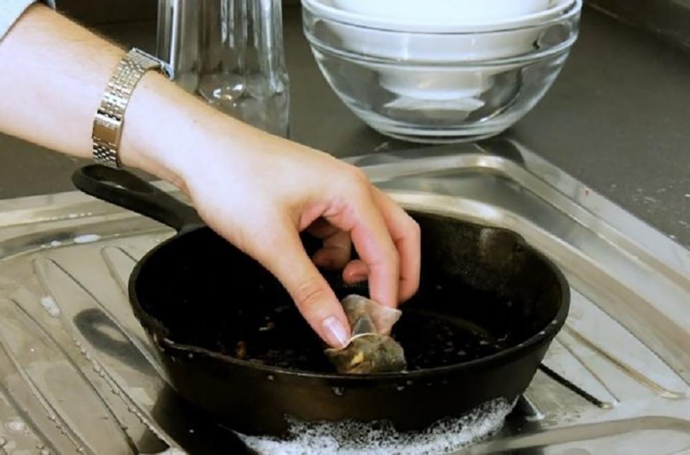 Примените моющие средства для посуды.
