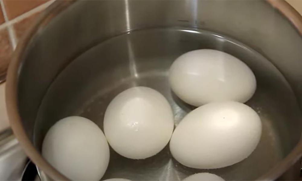 Яйца в кипятке. Как варить яйца в кипятке. Полужидкое яйцо как сделать. Яйцо полужидкое для ребенка. Сколько держать яйцо в воде