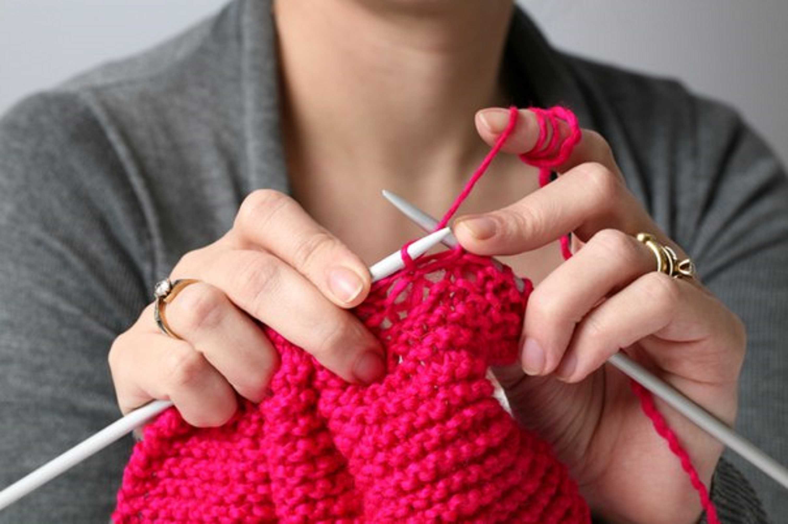 Knitting hands. Вязание. Вязание на спицах и крючком. Спицы и пряжа. Хобби вязание.